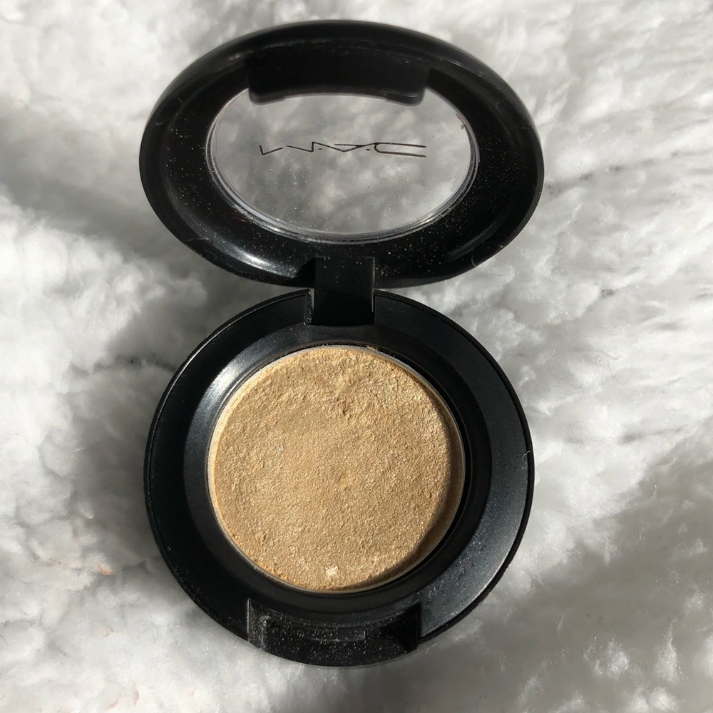 MAC EYESHADOW- Rose Blanc (lightly used)